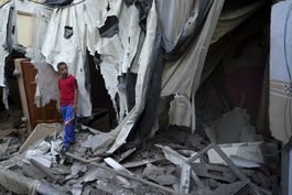 palestinos realizan funeral para 49na victima de choques