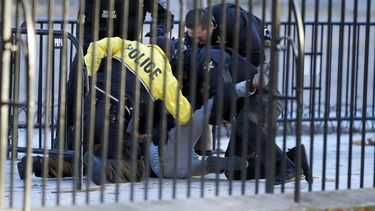 Hombre trata de saltar cerca de la Casa Blanca