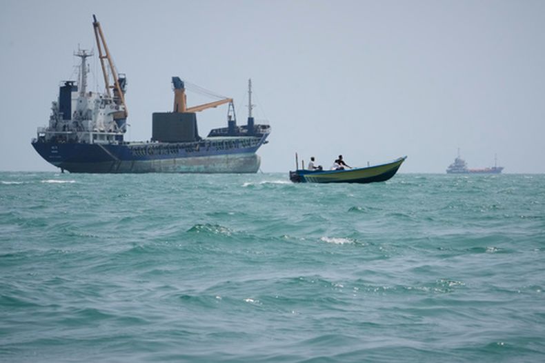 Una lancha a motor pasa junto a un buque de carga en el estrecho de Ormuz, el domingo 6 de septiembre de 2026, frente a Bandar Abbas, Irán. (AP Foto/Vahid Salemi)