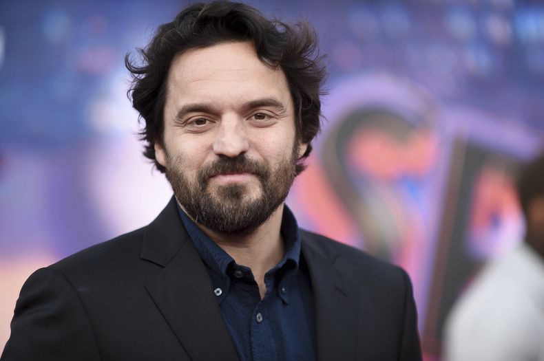 Jake Johnson llega al estreno mundial de Spider-Man: Across The Spider-verse el martes 30 de mayo de 2023, en Regency Village Theatre en Los Angeles. (Foto Richard Shotwell/Invision/AP)