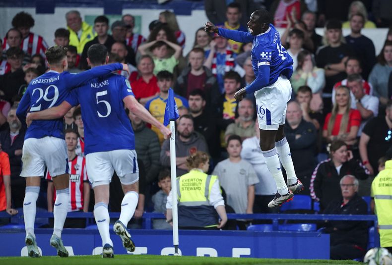Abdoulaye Doucoure, a la derecha, celebra un gol durante el partido de la tercera ronda de la Copa de la Liga inglesa entre Everton y Southampton en Goodison Park, Liverpool, Inglaterra, el martes 17 de septiembre de 2024. (Peter Byrne/PA vía AP)