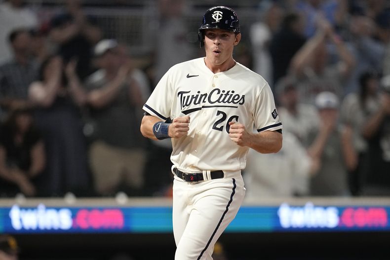 En foto del miércoles 10 de mayo del 2023, Max Kepler de los Mellizos de Minnesota celebra tras anotar la carrera de la victoria ante los Padres de San Diego en la 11ma entrada. El sábado 13 de mayo del 2023, Kepler ingresa a la lista de lesionados de 10 días. (AP Foto/Abbie Parr)