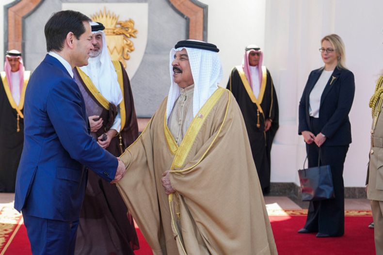 El secretario de Estado Marco Rubio (izq) con el rey de Baréin Hamad bin Isa Al Khalifa (der) en el Palacio Al-Sakhir cerca de Zalaq, Baréin, el 25 de junio del 2026. (Eric Lee/Pool Photo via AP)