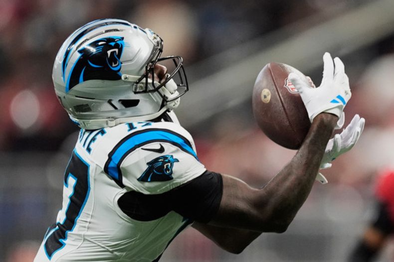 El receptor abierto de los Panthers de Carolina, Xavier Legette (17), atrapa un pase durante un partido de fútbol americano de la NFL contra los Falcons de Atlanta en Atlanta, el 20 de septiembre de 2026. (Foto AP/Mike Stewart)