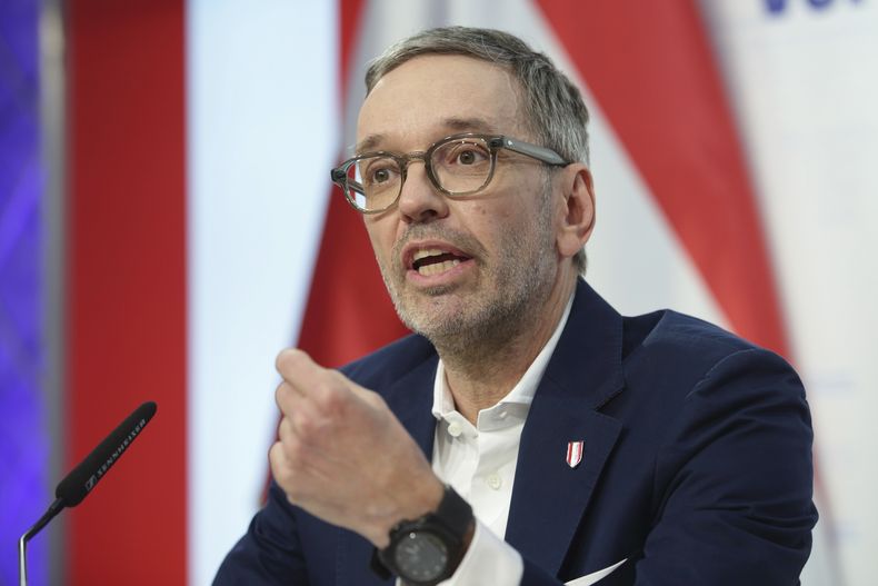 El líder del Partido de la Libertad de Austria, Herbert Kickl, en conferencia de prensa en Viena el 7 de enero del 2025. (AP foto/Heinz-Peter Bader)