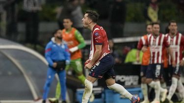 Alan Mozo celebra tras anotar el segundo gol del Guadalajara para derrotar 3-1 al América en las semifinales del torneo Clausura de México, el domingo 21 de mayo de 2023, en el estadio Azteca de la Ciudad de México. (AP Foto/Eduardo Verdugo)
