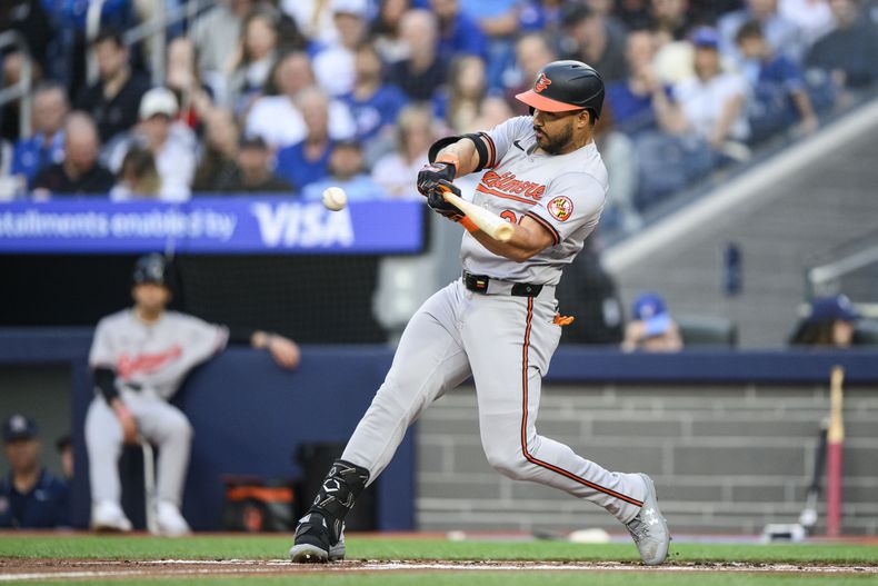 Anthony Santander, de los Orioles de Baltimore, batea jonrón de dos carreras durante la segunda entrada del juego de béisbol en contra de los Azulejos de Toronto, el lunes 3 de junio de 2024, en Toronto. (Christopher Katsarov/The Canadian Press vía AP)