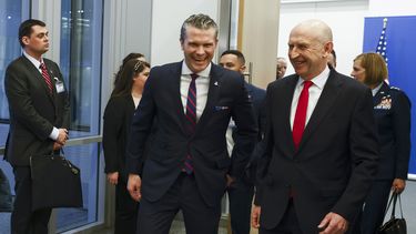 El secretario de Defensa de Estados Unidos, Pete Hegseth, a la izquierda, camina con el secretario británico de Defensa, John Healey, antes de una cumbre bilateral en un aparte de la cumbre de ministros de Defensa en la sede de la OTAN en Bruselas, el miércoles 12 de febrero de 2025. (Johanna Geron, Pool Foto via AP)