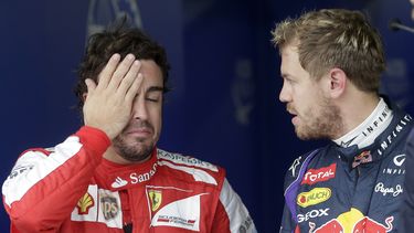 americateve | El piloto alem&aacute;n Sebastian Vettel, del equipo Red Bull, derecha, conversa con el espa&ntilde;ol Fernando Alonso, de Ferrari, despu&eacute;s de la sesi&oacute;n de clasificaci&oacute;n para el Gran Premio de Brasil de F&oacute;rmula Uno en la pista