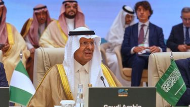 El ministro de Energía de Arabia Saudí, el príncipe Abdulaziz bin Salman encabeza a su delegación durante la 17ma Reunión MInisterial del Foro Internacional de Energía, el domingo 11 de octubre de 2026, en Riad, Arabia Saudí. (AP Foto/Baraa Anwer)