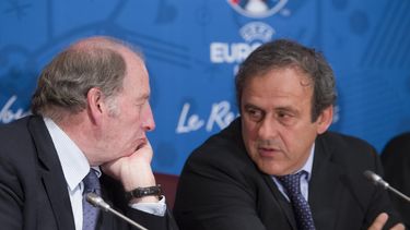 americateve | El presidente de la UEFA, Michel Platini, derecha, y el l&iacute;der del comit&eacute; organizador de la Euro de 2016, Jacques Lambert, izquierda, hablan en una conferencia de prensa el viernes, 25 de abril de 2014, en Par&iacute;s. (AP Photo/Jacques Brin