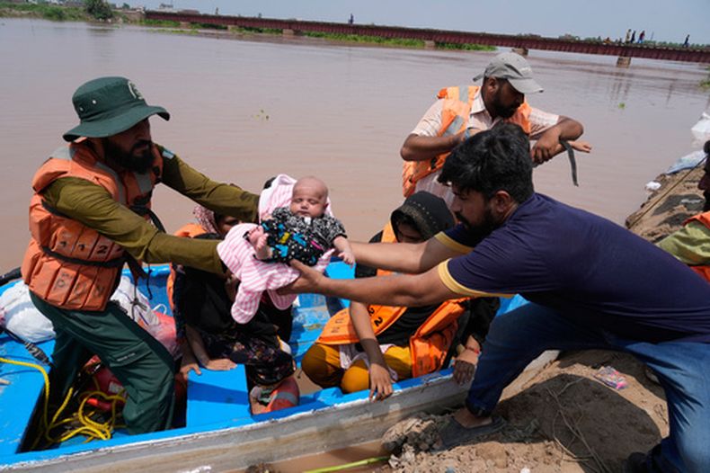Rescatistas evacúan a víctimas de las inundaciones, el lunes 27 de junio de 2026, en una zona cercana a Lahore, Pakistán. (AP Foto/K.M. Chaudary)