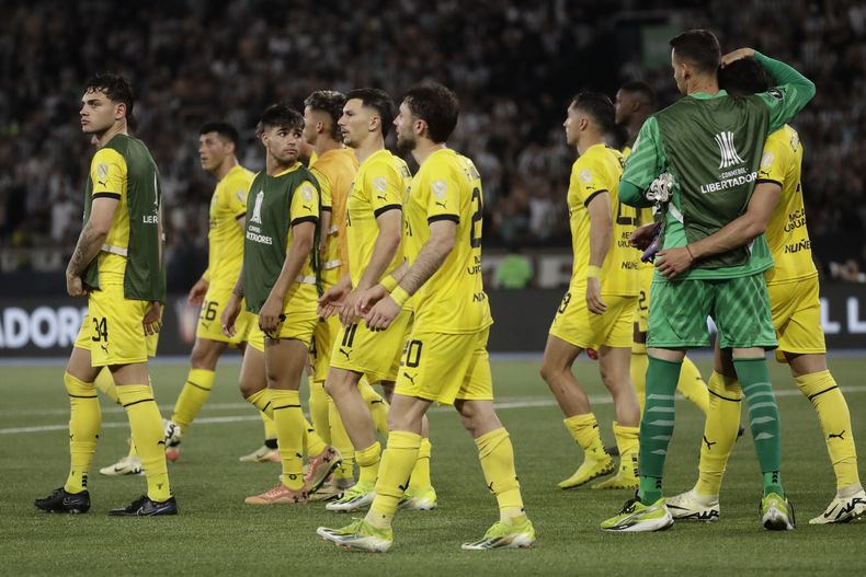 Los jugadores de Peñarol tras la derrota 5-0 ante Botafogo en la ida de las semifinales de la Copa Libertadores, el miércoles 23 de octubre de 2024, en Río de Janeiro. (AP Foto/Bruna Prado)