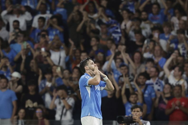 Khvicha Kvaratskhelia celebra tras anotar el segundo gol de Napoli en la victoria 3-0 ante Bologna en la Serie A, el domingo 25 de agosto de 2024. (Alessandro Garofalo/LaPresse vía AP)