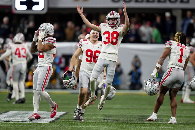 El pateador de Ohio State Jayden Fielding celebra su gol de campo en el encuentro ante Notre Dame por el campeonato colegial el lunes 20 de enero del 2025. (AP Foto/Jacob Kupferman)