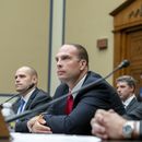 Ryan Graves, director ejecutivo de Safe Aerospace; el mayor retirado de la Fuerza Aérea estadounidense, David Grusch, y el comandante retirado de la armada estadounidense, David Fravor, de izquierda a derecha, testifican durante una audiencia sobre ovnis ante una subcomisión de supervisión de la Cámara de Representantes en el Capitolio, en Washington, el miércoles 26 de julio de 2023. (AP Foto/Nathan Howard)