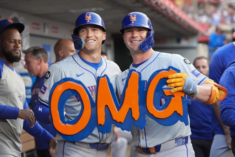 Pete Alonso de los Mets de Nueva York celebra su jonrón de dos carreras con Brandon Nimmo en la tercera entrada del encuentro ante Angelinos de Los Ángeles del viernes 2 de agosto del 2024. (AP Foto/Ryan Sun)