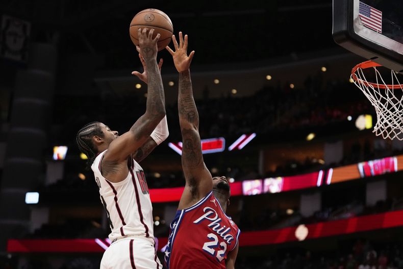 Jalen Green (4), de los Rockets de Houston, dispara a la canasta sobre Oshae Brissett (22), de los 76ers de Filadelfia, durante el tiempo extra del juego de baloncesto de la NBA, el lunes 17 de marzo de 2025, en Houston. (AP Foto/Ashley Landis)