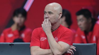 El capitán del Equipo de Estados Unidos Andre Agassi enfrenta el partido del argentino Francisco Cerúndolo ante Casper Ruud del Equipo de Europa en la Copa Laver el viernes 25 de septiembre del 2026. (AP Coto/Maja Smiejkowska)