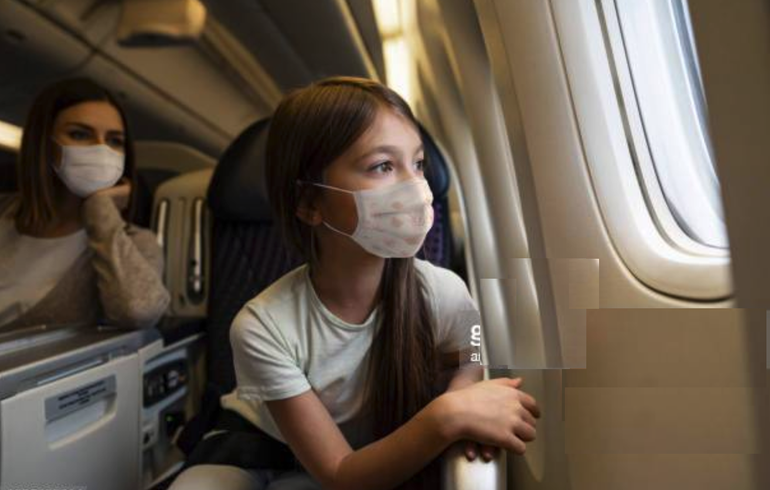 Extenderán uso obligatorio de la mascarilla para viajeros en aeropuertos y aviones hasta mediados de marzo