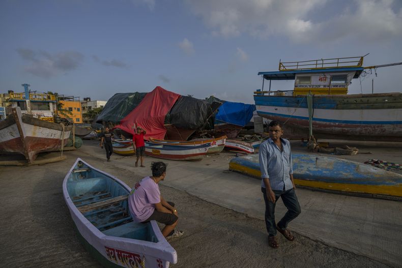 Barcos pesqueros anclados en Juhu Koliwada, en Mumbai, India, el lunes 12 de junio de 2023, previo a que el ciclón Biparjoy, el primer ciclón fuerte de la temporada en el mar Arábigo, toque tierra en los próximos días. (AP Foto/Rafiq Maqbool)