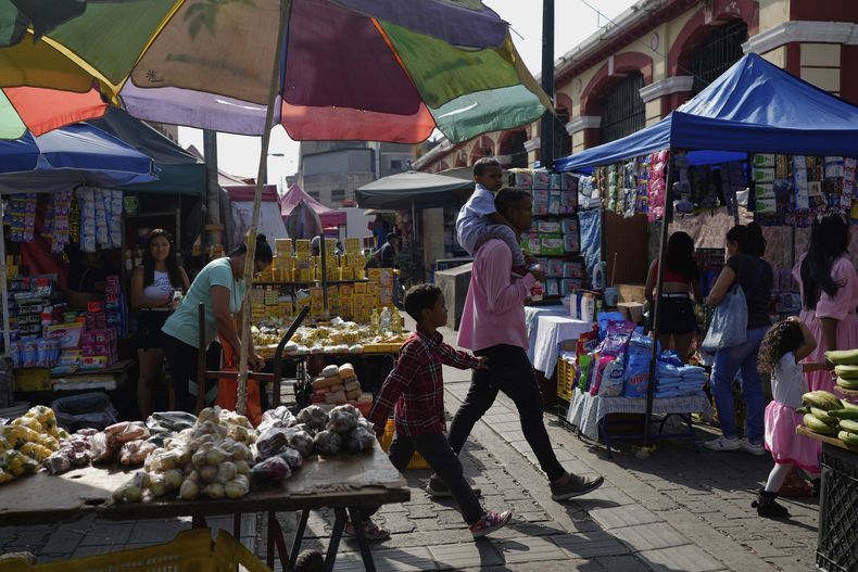 Vendedores callejeros venden en Caracas, Venezuela, el viernes 11 de abril de 2025. (Foto AP/Ariana Cubillos)