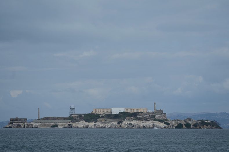 La isla de Alcatraz, el 10 de octubre de 2025, frente a San Francisco. (AP Foto/Jeff Chiu, Archivo)