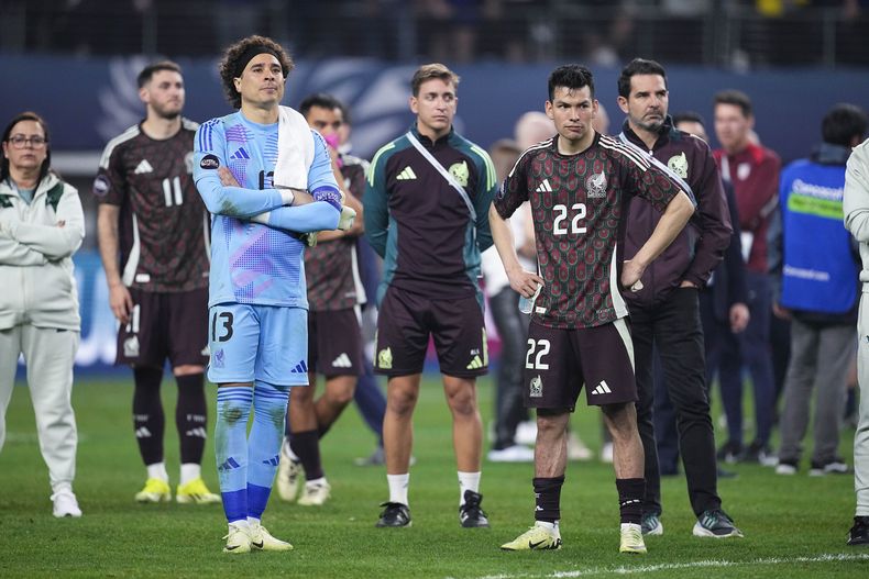 Jugadores mexicanos en la cancha tras perder la final de la Liga de Naciones CONCACAF ante Estados Unidos el domingo 24 de marzo del 2024. (AP Foto/Tony Gutierrez )