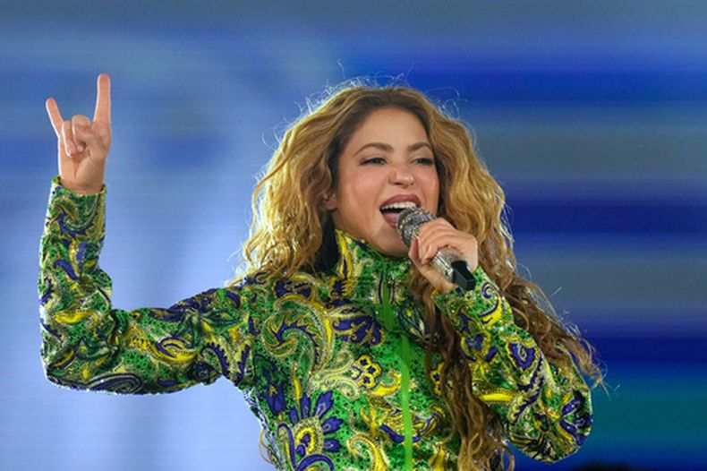 La estrella del pop colombiana Shakira actúa durante su concierto gratuito en la playa de Copacabana en Río de Janeiro, el sábado 2 de mayo de 2026. (Foto AP/Silvia Izquierdo)