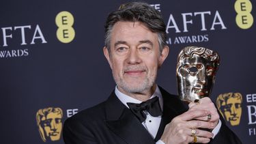 Peter Straughan posa con el premio a mejor guion adaptado por Conclave (Cónclave) en la 78ª edición de los Premios de la Academia Británica de Cine, BAFTA, en Londres, el domingo 16 de febrero de 2025. (Foto Joel C Ryan/Invision/AP)