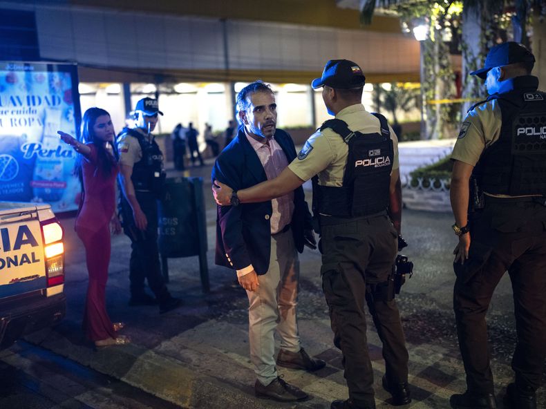 Benny Colonico, propietario de un restaurante, discute con un reportero de televisión que cubre un ataque con bombas incendiarias a su negocio, Sabore Mio, en Guayaquil, Ecuador, el 28 de septiembre de 2023. Tres meses antes, Colonico estuvo secuestrado durante cinco días antes de ser liberado. (AP Foto/Rodrigo Abd)