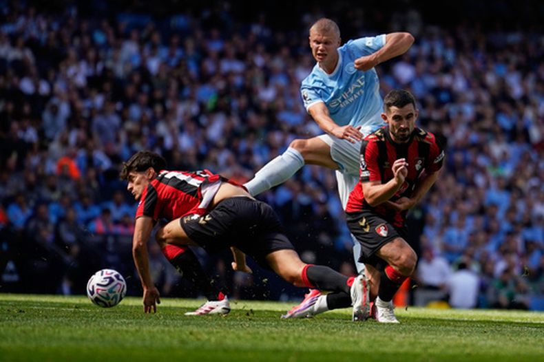 Erling Haaland, centro, del Manchester City, dispara a puerta durante el partido de fútbol de la Liga Premier entre Manchester City y Bournemouth, el domingo 23 de agosto de 2026, en Manchester, Inglaterra. (AP Foto/Dave Thompson)