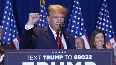El precandidato presidencial republicano y expresidente Donald Trump alza un puño durante un evento en la noche de las primarias en la feria estatal de Carolina del Sur, el sábado 24 de febrero de 2024, en Columbia, Carolina del Sur. (AP Foto/Andrew Harnik)