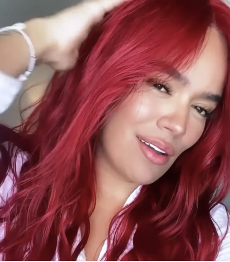 Karol G se une al tinte de cabello que es perfecto para latinas: el rojo cereza