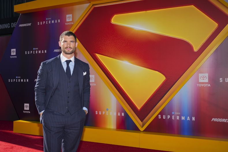 David Corenswet llega al estreno de Superman el lunes 7 de julio de 2025 en el Teatro Chino TCL de Los Ángeles. (Foto Jordan Strauss/Invision/AP)