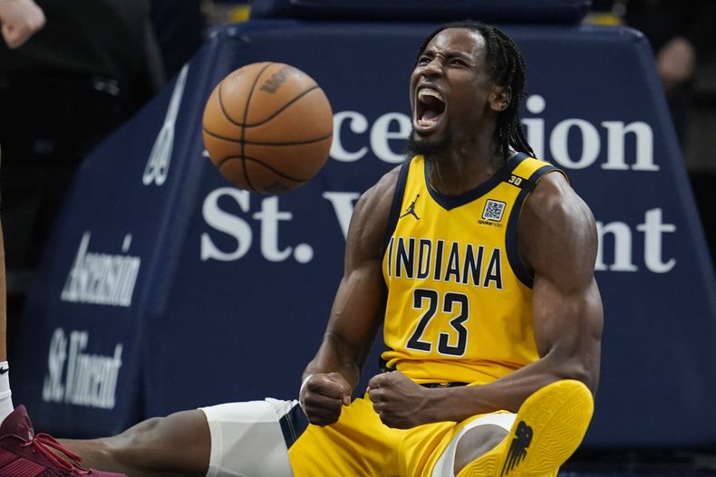 Aaron Nesmith, alero de los Pacers de Indiana, festeja luego de recibir una falta en el encuentro del viernes 26 de enero de 2024, ante los Suns de Phoenix (AP Foto/Darron Cummings)
