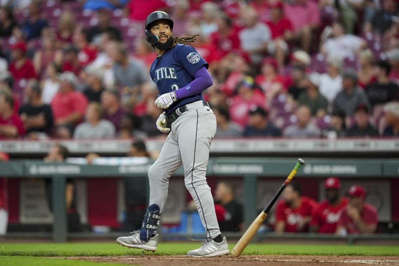 J.P. Crawford, de los Marineros de Seattle, mira a la cueva luego de batear un jonrón de tres carreras en el cuarto episodio del encuentro ante los Rojos de Cincinnati, el miércoles 6 de septiembre de 2023 (AP Foto/Aaron Doster)