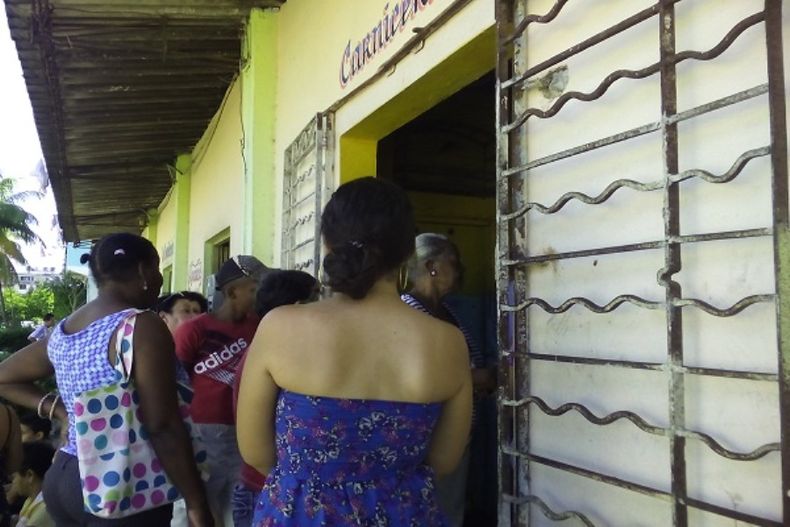 Cola para comprar en una carnicería cubana.