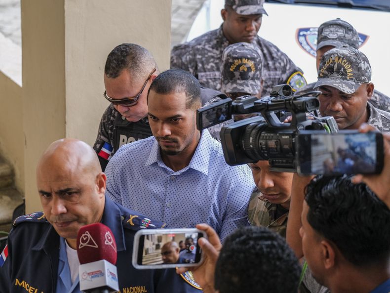 El torpedero de los Rays de Tampa Bay Wander Franco (centro) es escoltado por la policía al ingresar a un tribunal en Puerto Plata, República Dominicana, el 5 de enero de 2024. (AP Foto/Ricardo Hernández)