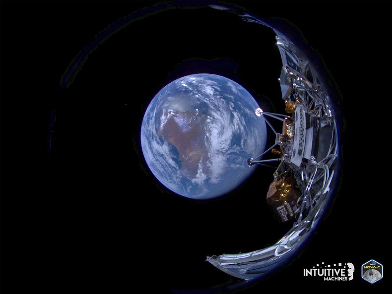 Esta imagen difundida por Intuitive Machines muestra su sonda lunar Odysseus con la Tierra al fondo, el 16 de febrero de 2024. (Intuitive Machines vía AP)