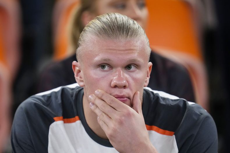 Erling Haaland del Manchester City sentado en las gradas observa las semifinales del Mundial de Clubes entre el Urawa Reds y el Manchester City, en el King Abdullah Sports City Stadium en Yeda, Arabia Saudita, el martes 19 de diciembre de 2023. (AP Foto/Manu Fernández)