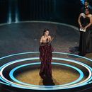 Zoe Saldaña recibe el Premio Oscar a mejor actriz de reparto por su papel en Emilia Pérez el domingo 2 de marzo de 2025, en el Teatro Dolby en Los Ángeles. (AP Foto/Chris Pizzello)