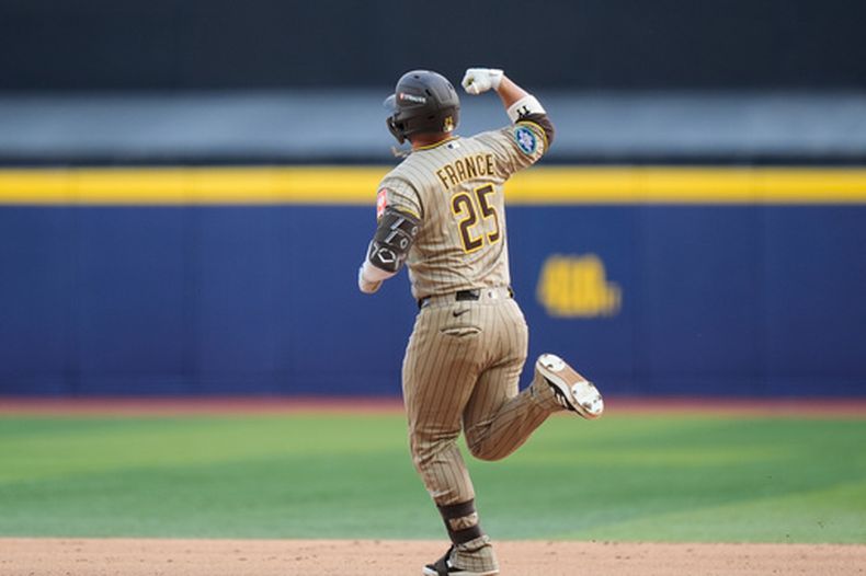 Ty France, de los Padres de San Diego, recorre las bases después de conectar un jonrón en el quinto inning del partido ante los Diamondbacks de Arizona, el sábado 25 de abril de 2026, en Ciudad de México. (AP Foto/Fernando Llano)