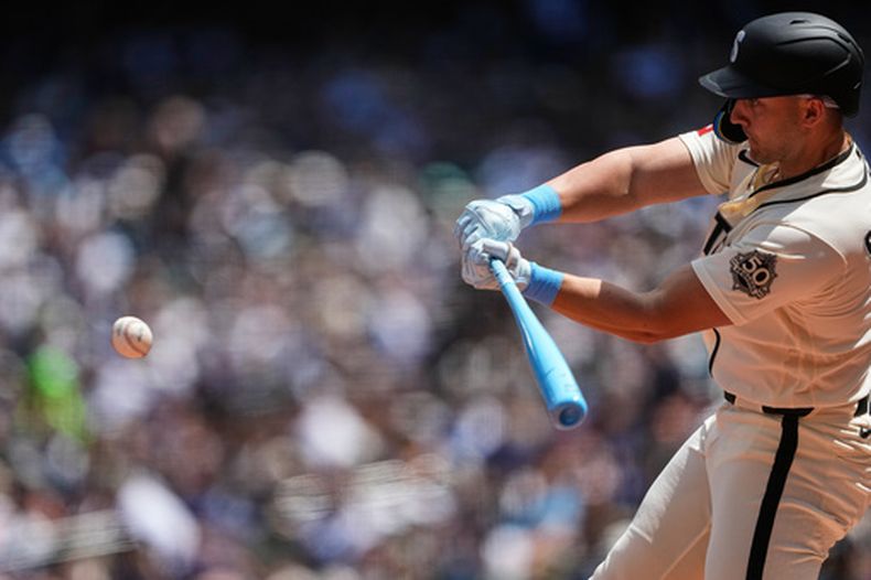 Dominic Canzone, de los Marineros de Seattle, conecta un jonrón solitario contra los Medias Rojas de Boston durante la segunda entrada de un partido de béisbol, el domingo 21 de junio de 2026, en Seattle. (Foto AP/Lindsey Wasson)