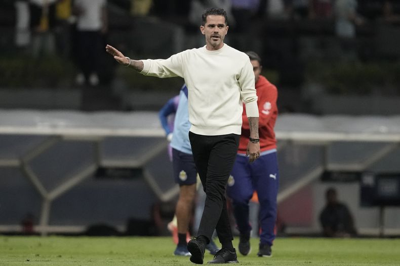 El entrenador del Guadalajara Fernando Gago durante el partido contra el América en los octavos de final de la Copa de Campeones de la CONCACAF, en el estadio Azteca de Ciudad de México, el miércoles 13 de marzo de 2024. (AP Foto/Eduardo Verdugo)
