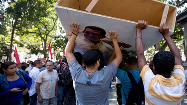 Venezuela: Polémico retiro de imágenes de Chávez en Congreso