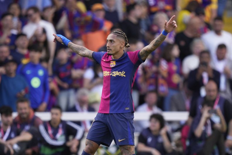 Raphinha celebra tras marcar el cuarto gol del Barcelona en la victoria 4-3 ante el Barcelona en la Liga española, el domingo 11 de mayo de 2025. (AP Foto/José Bretón)