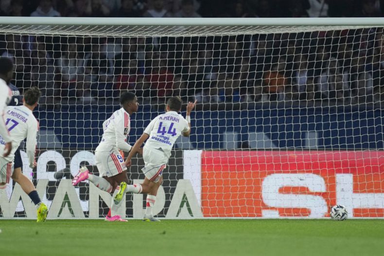 Endrick, del Olympique de Lyon, segundo desde la derecha, celebra tras anotar el primer gol durante el partido de fútbol de la Liga 1 de Francia entre el París Saint-Germain y el Olympique de Lyon en París, Francia, el domingo 19 de abril de 2026. (AP Foto/Christophe Ena)