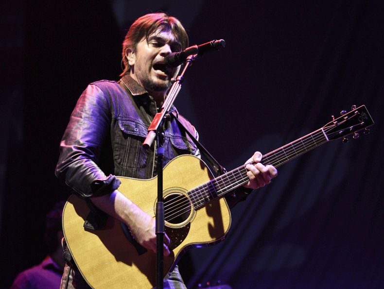 Colombian singer Juanes durante un concierto de su gira ac&uacute;stica en Panam&aacute; en una fotograf&iacute;a del 18 de abril de 2013. Juanes mostr&oacute; sensibilidad ante la muerte del rockero argentino Gustavo Cerati tras haber pasado cuatro a&nti