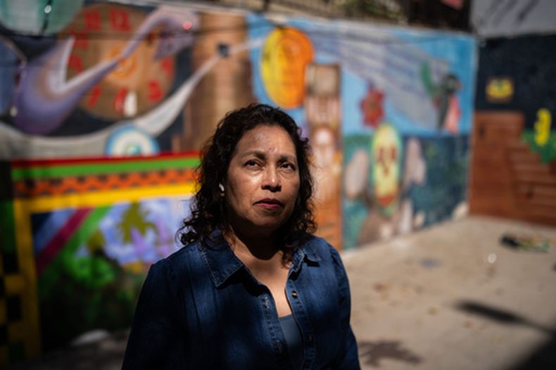 Lorena Zepeda, inmigrante de El Salvador que trabaja para el Central American Resource Center (CARECEN), posa para fotos en Los Ángeles, el martes 24 de marzo de 2026. (AP Foto/Jae C. Hong)